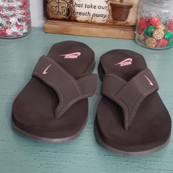 maroon nike sandals